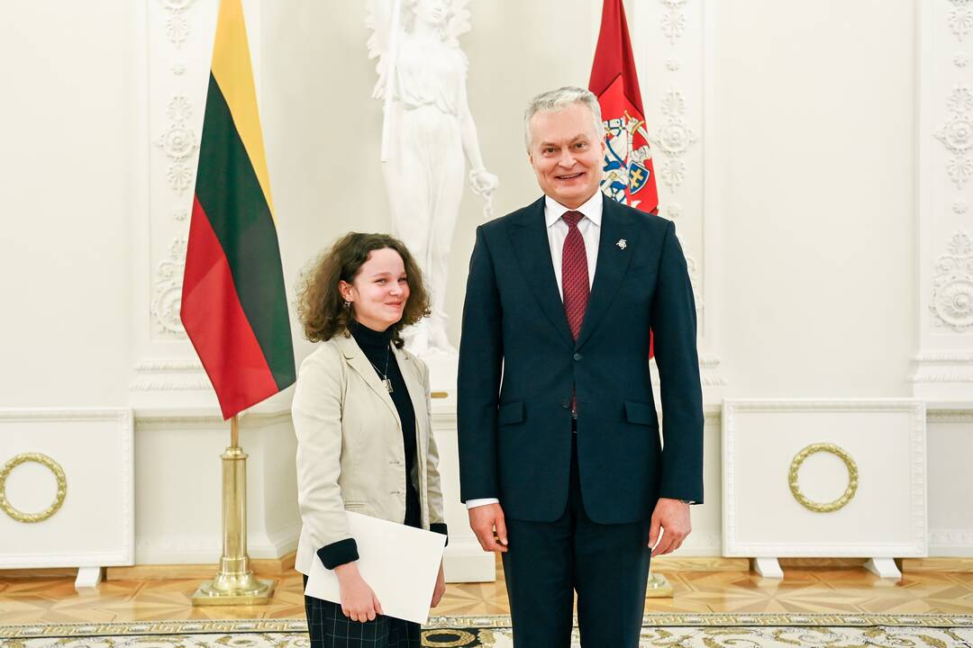 Prezidentas apdovanojo Konstitucijos egzamino nugalėtojus