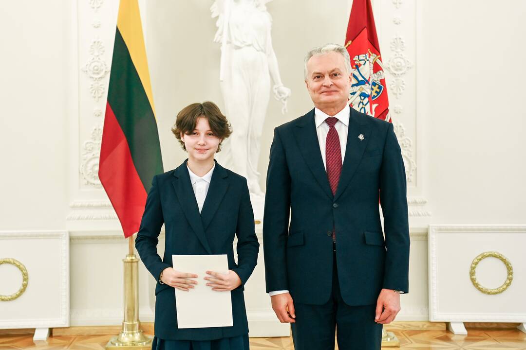 Prezidentas apdovanojo Konstitucijos egzamino nugalėtojus