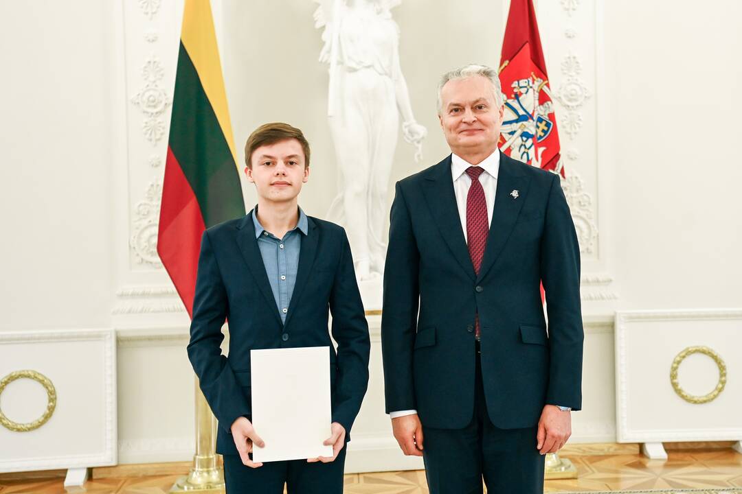Prezidentas apdovanojo Konstitucijos egzamino nugalėtojus
