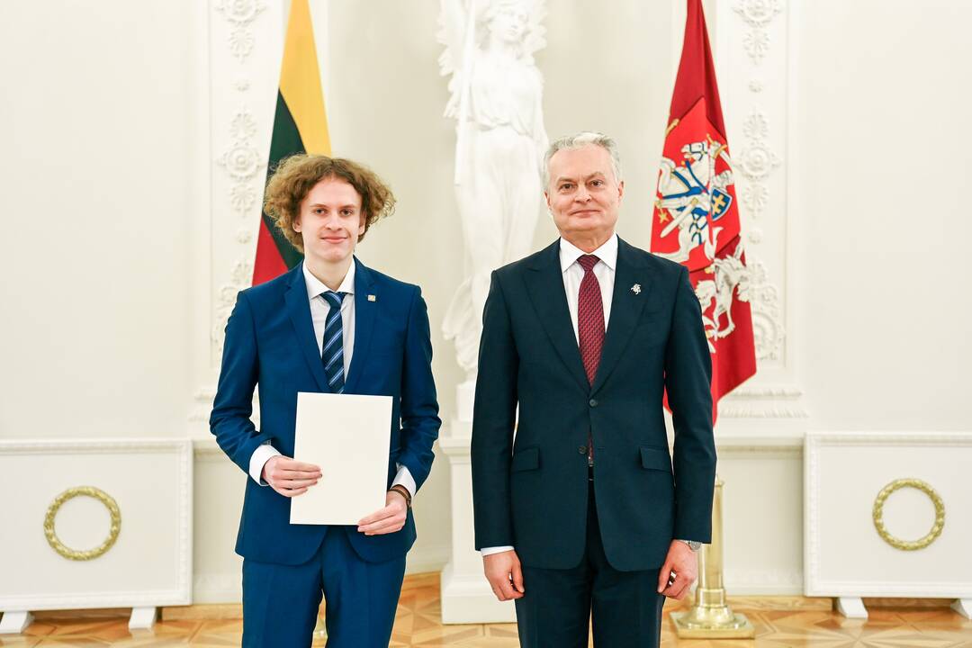 Prezidentas apdovanojo Konstitucijos egzamino nugalėtojus