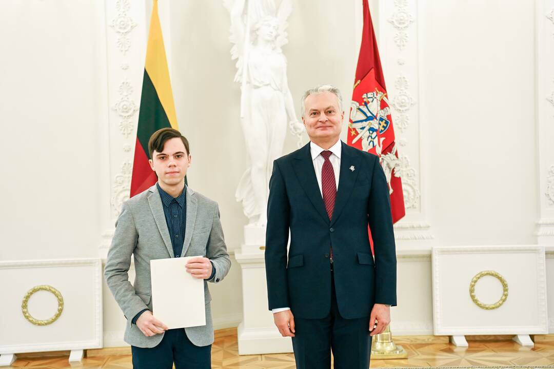 Prezidentas apdovanojo Konstitucijos egzamino nugalėtojus