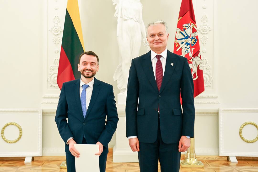 Prezidentas apdovanojo Konstitucijos egzamino nugalėtojus