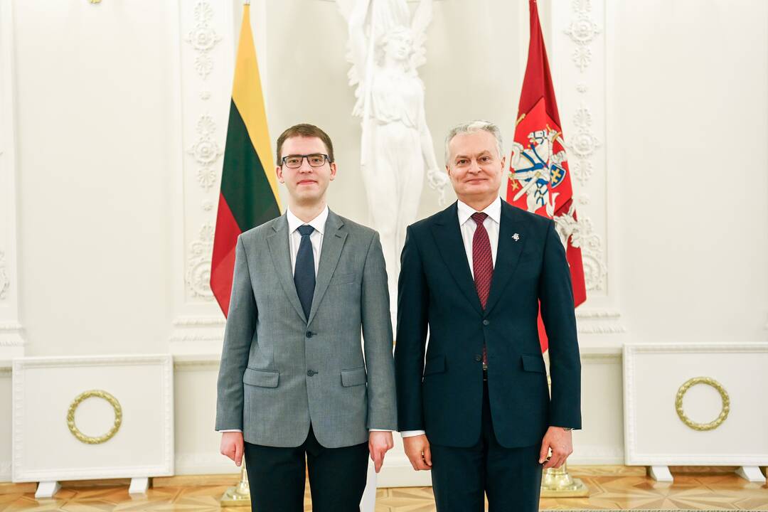 Prezidentas apdovanojo Konstitucijos egzamino nugalėtojus