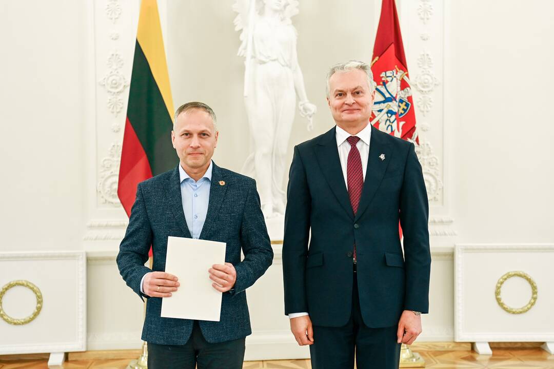 Prezidentas apdovanojo Konstitucijos egzamino nugalėtojus