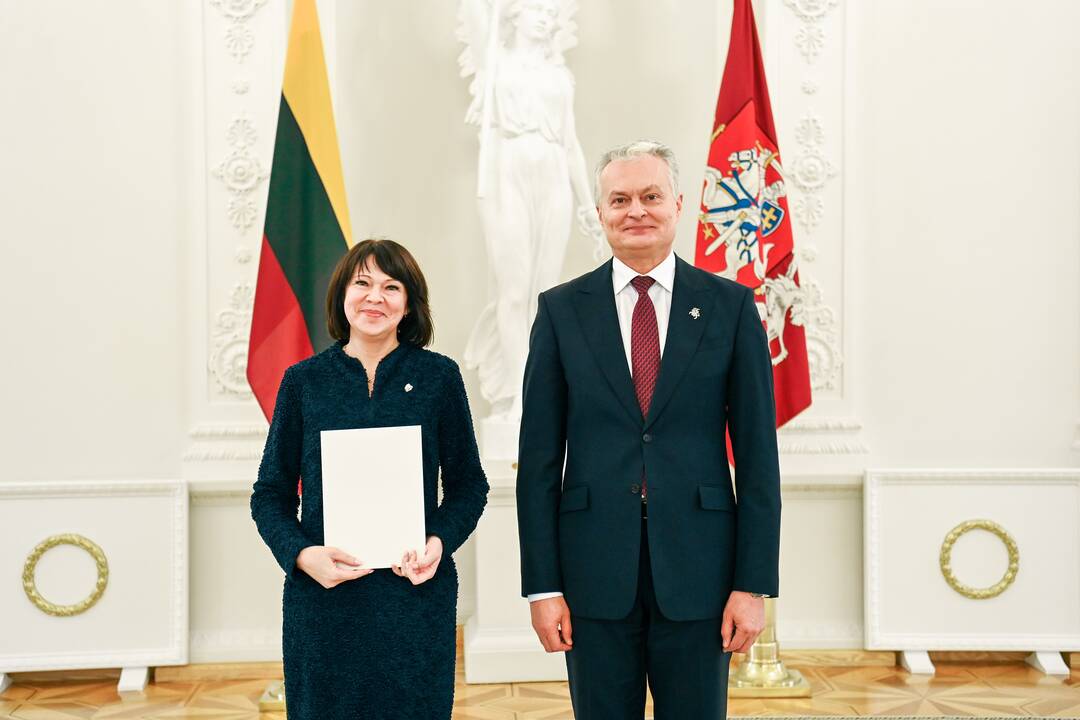 Prezidentas apdovanojo Konstitucijos egzamino nugalėtojus