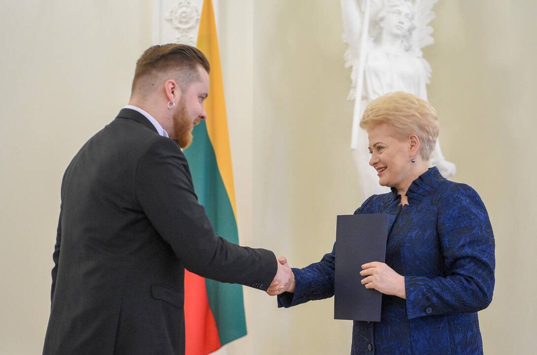 Prezidentė apdovanojo konkursuose įvertintus muzikus