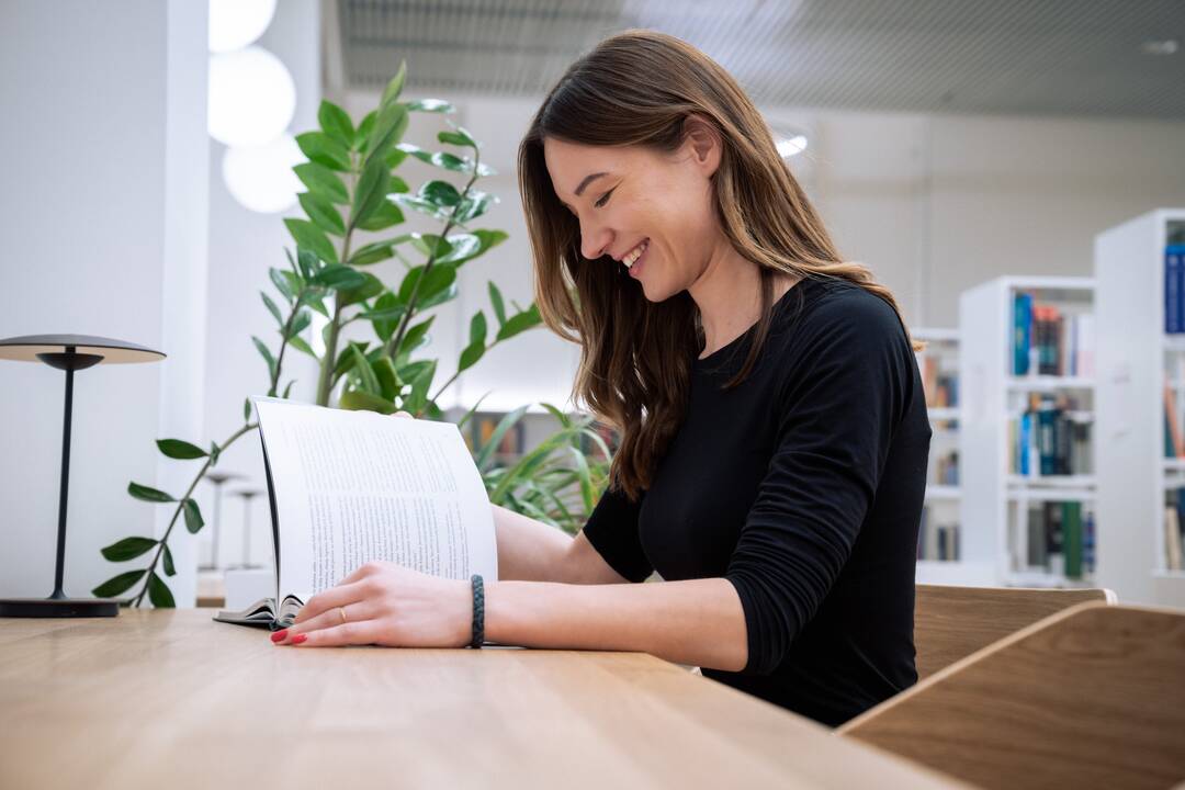 Išbandė: interjerą kūrusi L. Čijunskaitė pati įsitikino, kad dabar būti „Ąžuolyno“ bibliotekos skaitytoju, – patogu ir gera.