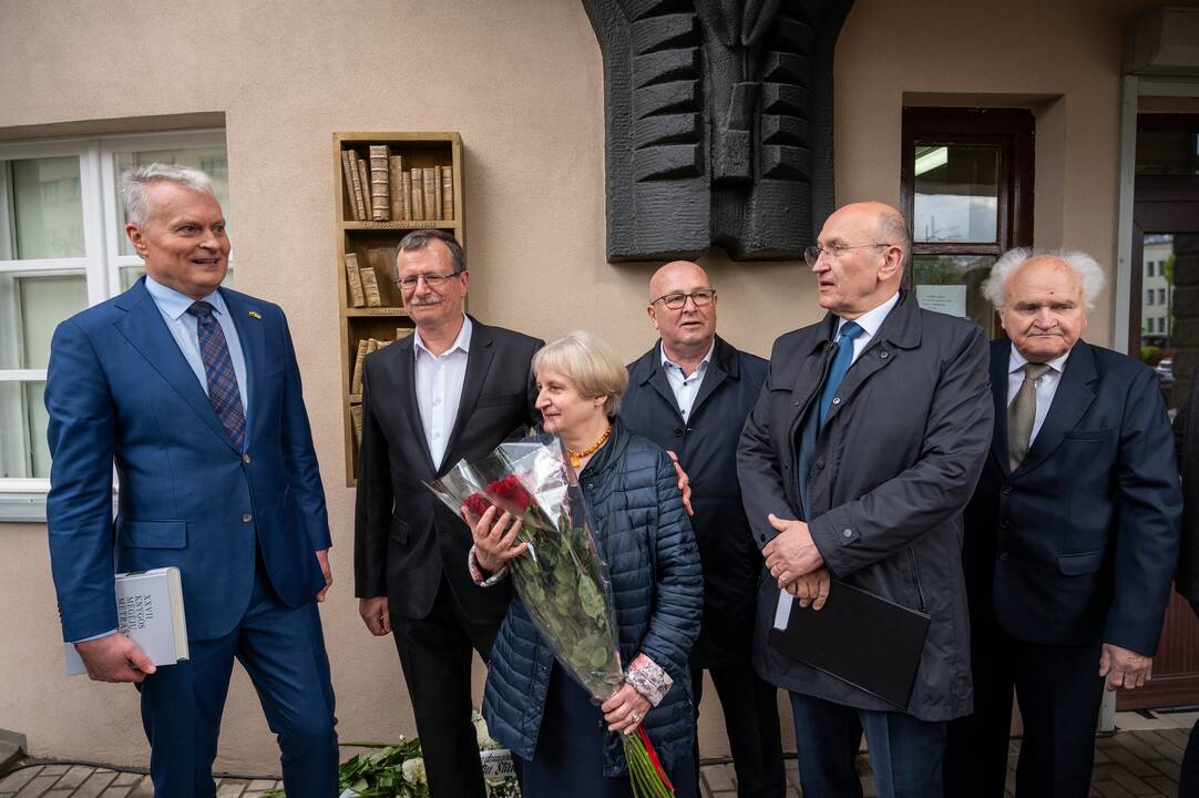 Prie V. Staniulio knygyno atidengta atminimo lenta