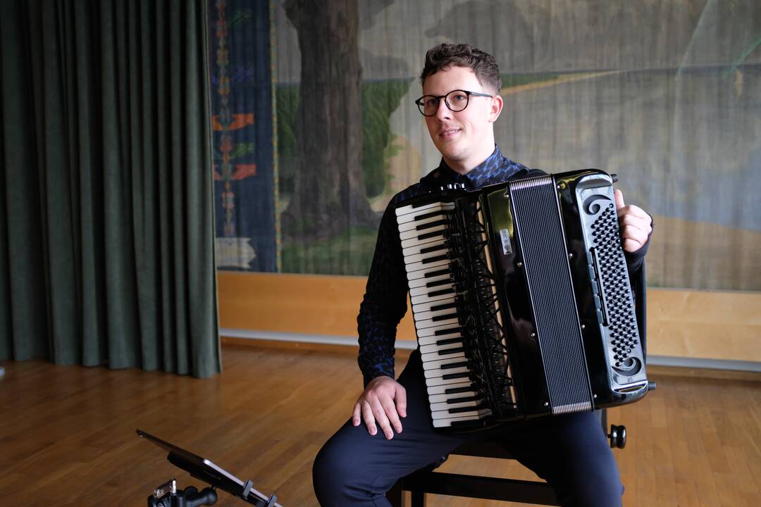 Buvęs Kauno valstybinio muzikinio teatro artistąs ir Martynas Levickis (dešinėje)