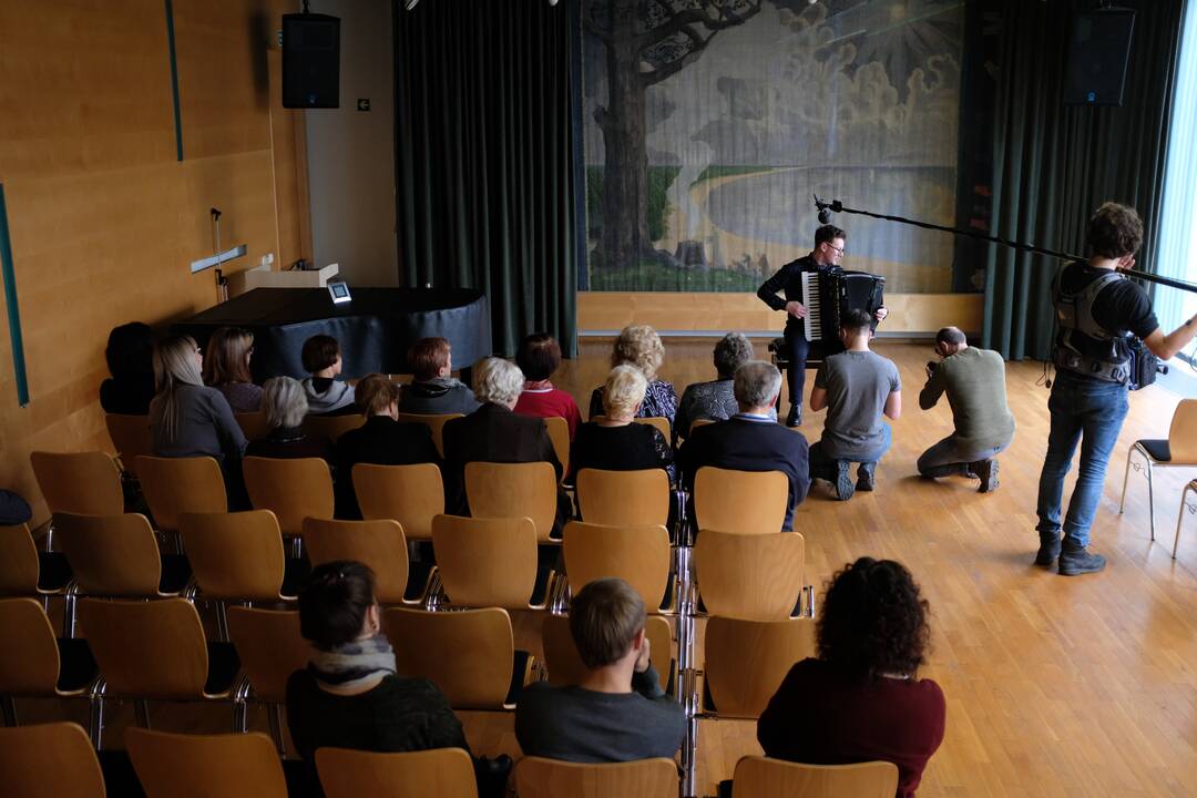 Buvęs Kauno valstybinio muzikinio teatro artistąs ir Martynas Levickis (dešinėje)