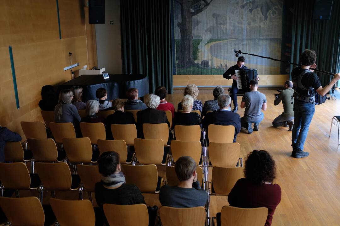 Buvęs Kauno valstybinio muzikinio teatro artistąs ir Martynas Levickis (dešinėje)