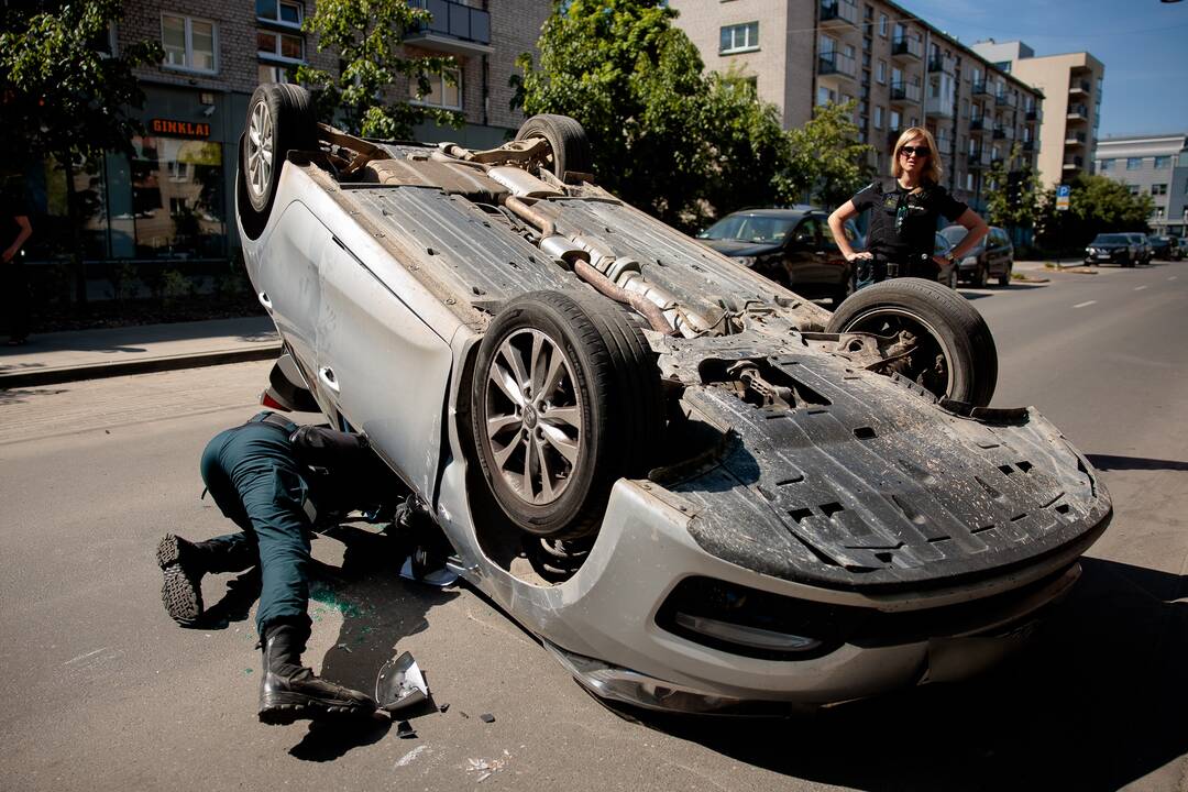 Prie policijos pastato automobilis apsivertė ant stogo