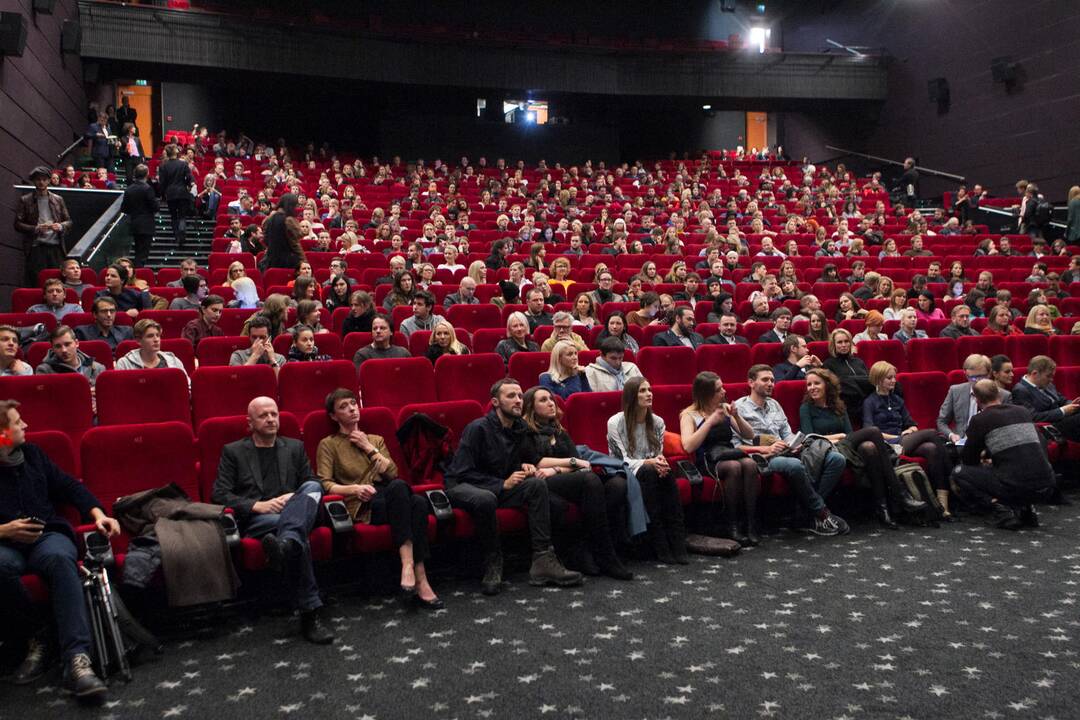 Kino žiūrovus labiausiai erzina valgantys ir vėluojantys kaimynai