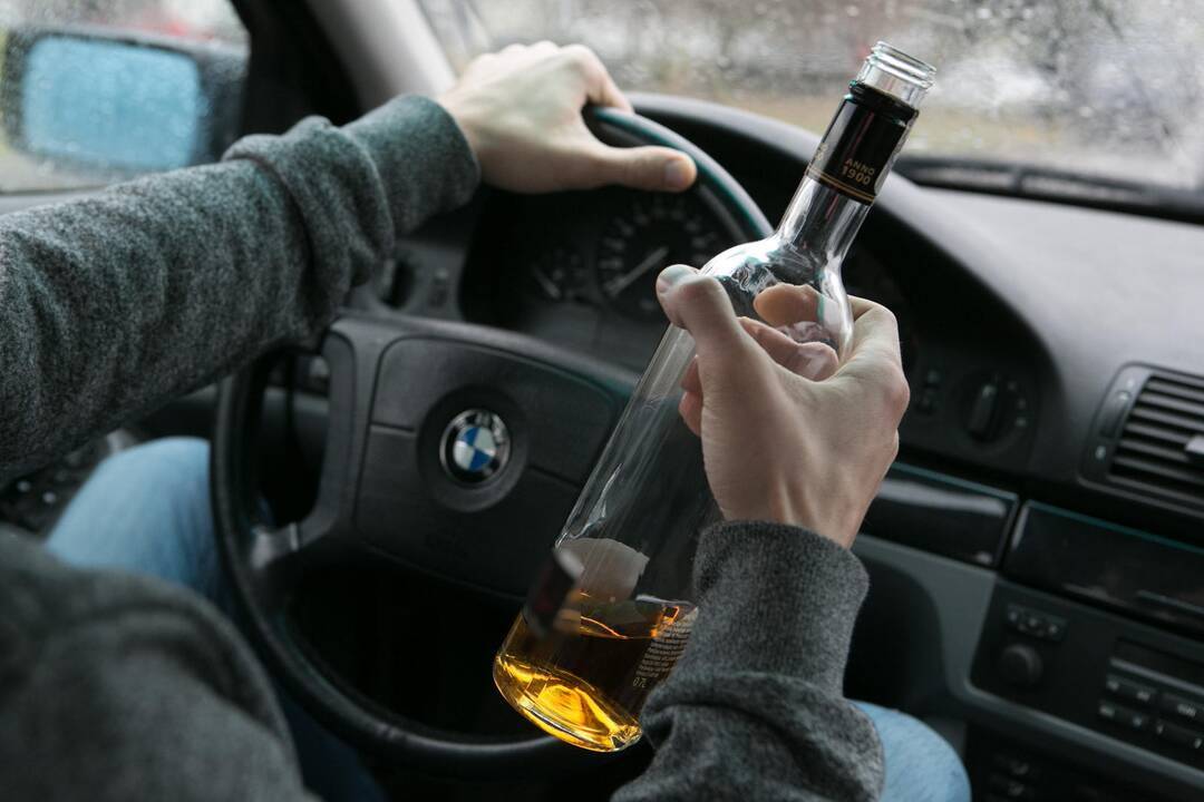 Prie BMW vairo – sunkiai apgirtęs vyras: į kavinę važiavo nusipirkti alkoholinių gėrimų 