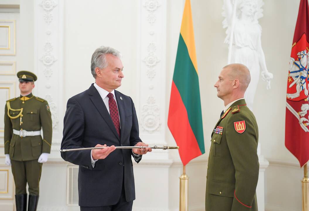R. Baltrėnui ir M. Steponavičiui užsegti generolų antpečiai