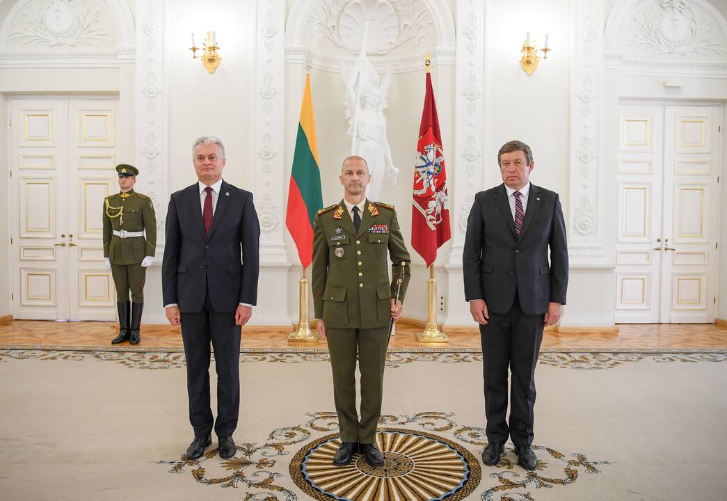 R. Baltrėnui ir M. Steponavičiui užsegti generolų antpečiai