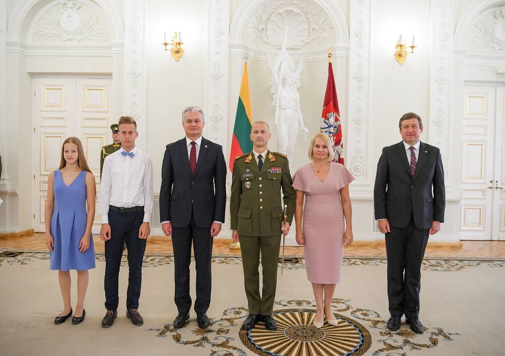 R. Baltrėnui ir M. Steponavičiui užsegti generolų antpečiai
