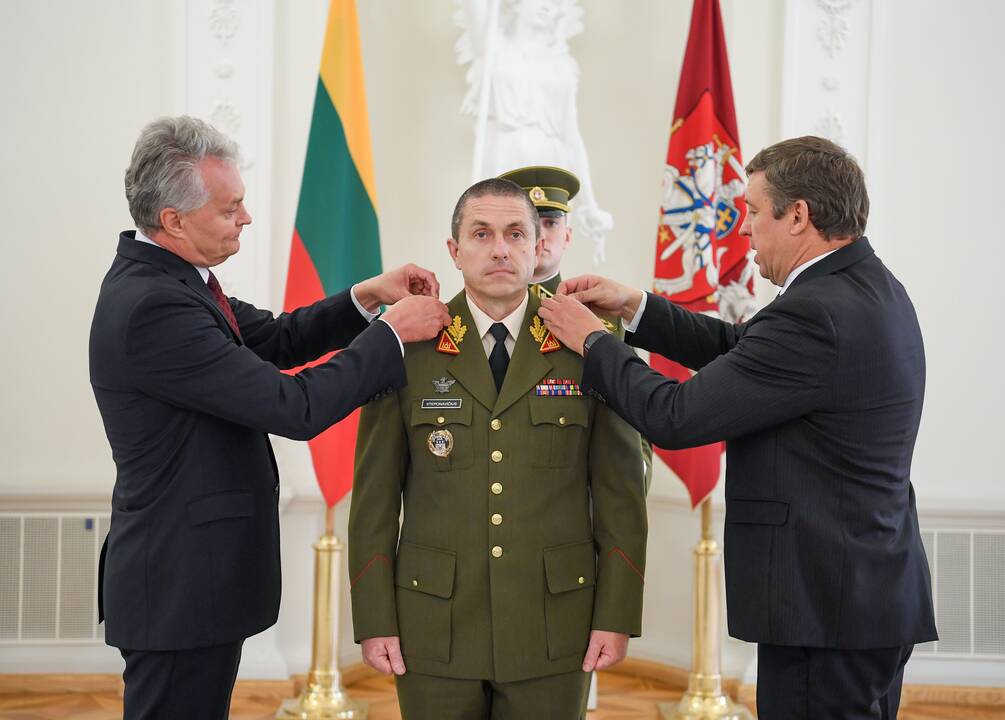 R. Baltrėnui ir M. Steponavičiui užsegti generolų antpečiai