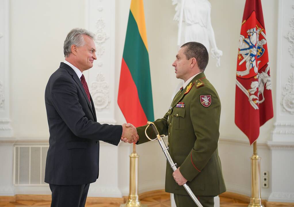 R. Baltrėnui ir M. Steponavičiui užsegti generolų antpečiai
