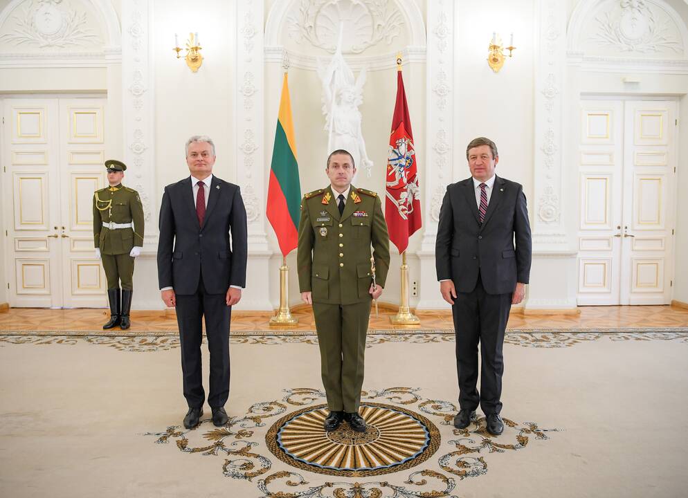 R. Baltrėnui ir M. Steponavičiui užsegti generolų antpečiai