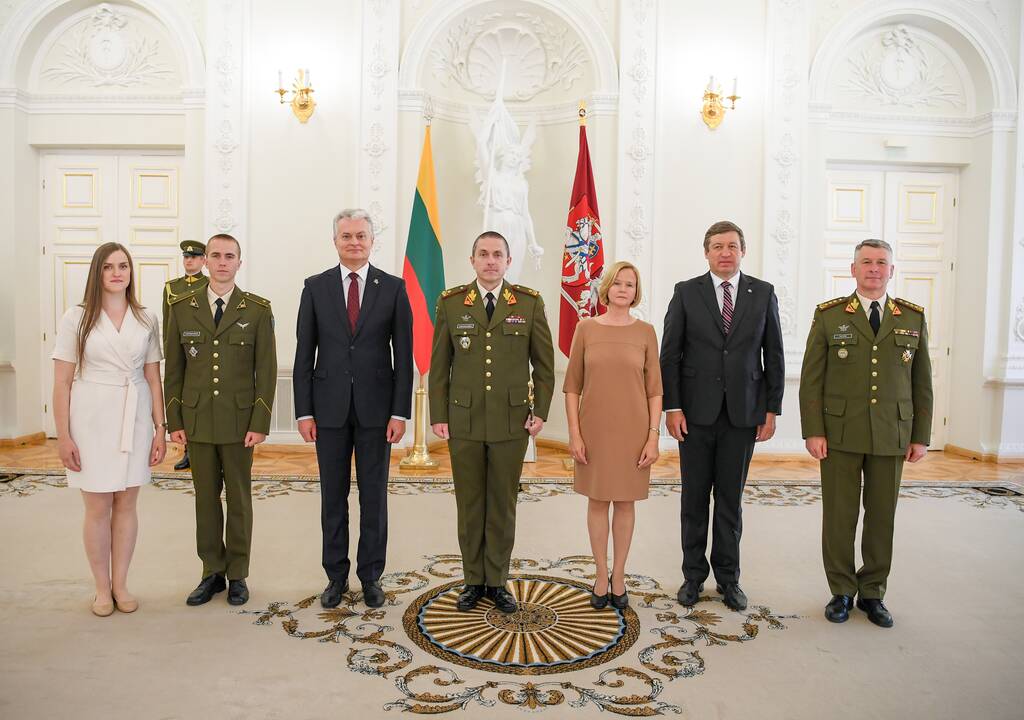 R. Baltrėnui ir M. Steponavičiui užsegti generolų antpečiai