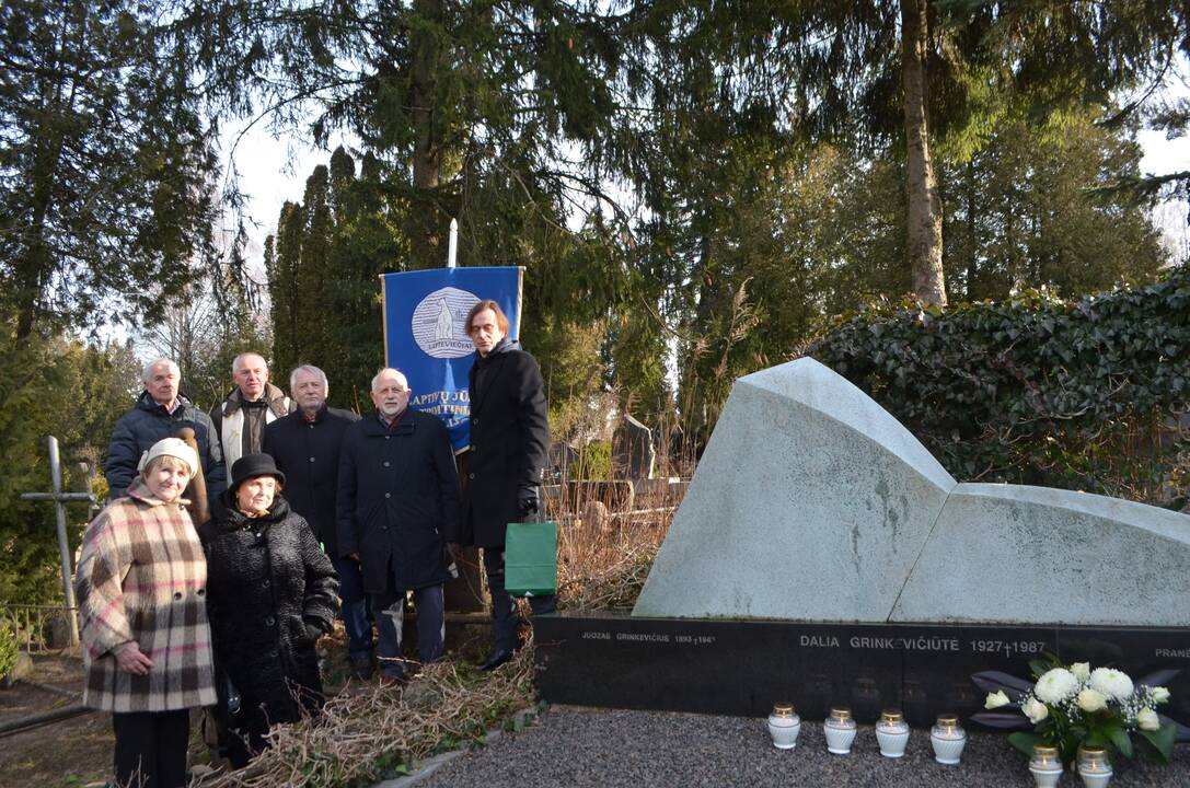  Atmintis: lapteviečiai ir jų bendraminčiai šią vasario 13-ąją susirinko prie Grinkevičių kapavietės Eigulių kapinėse pažymėti P.Grinkevičienės perlaidojimo 60-metį.