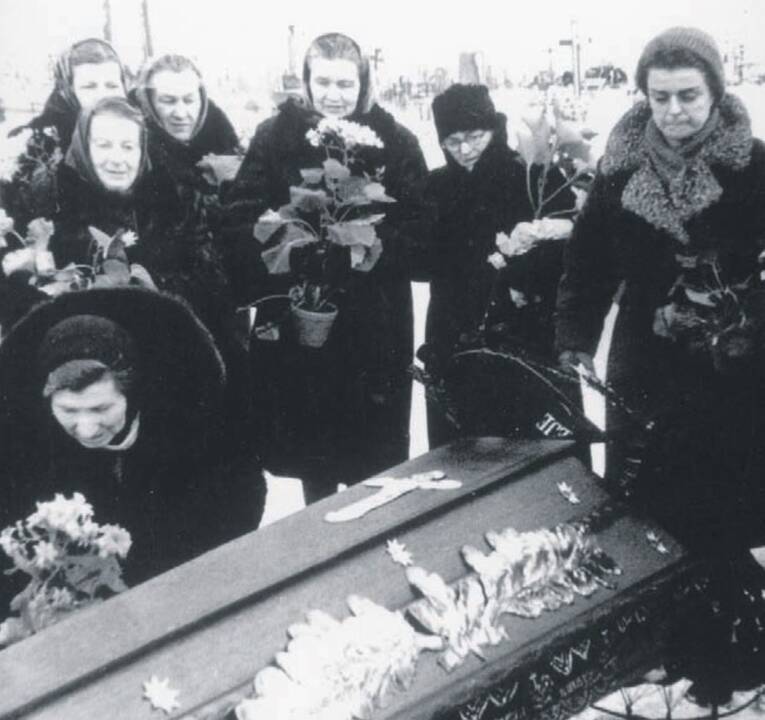  Atmintis: lapteviečiai ir jų bendraminčiai šią vasario 13-ąją susirinko prie Grinkevičių kapavietės Eigulių kapinėse pažymėti P.Grinkevičienės perlaidojimo 60-metį.