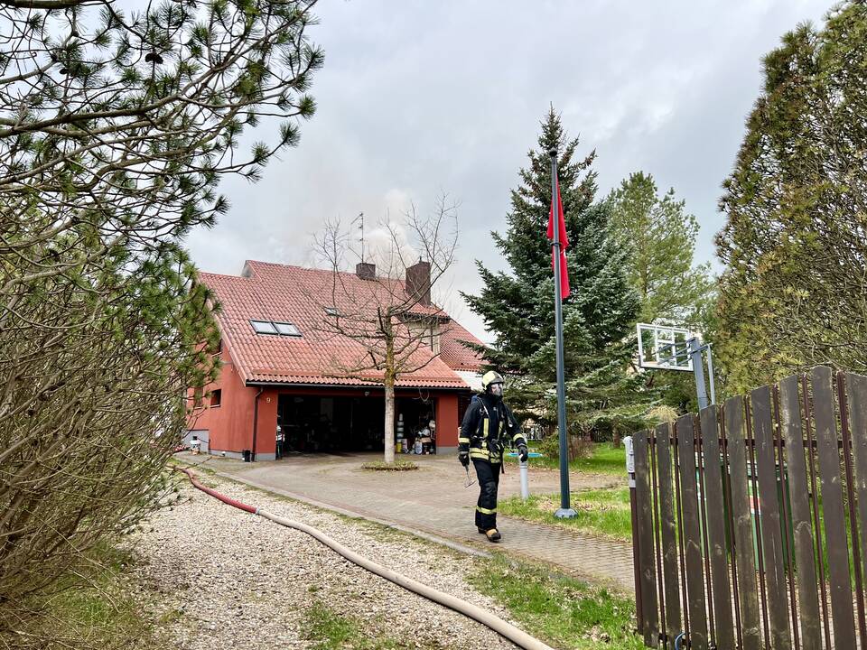 Ringauduose atvira liepsna degė namas