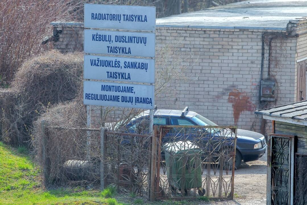 Padariniai: servisų darbuotojams tenka remontuoti garažiukuose apgadintas elektros grandines ir valdymo blokus, taip pat variklius ir pavarų dėžes.