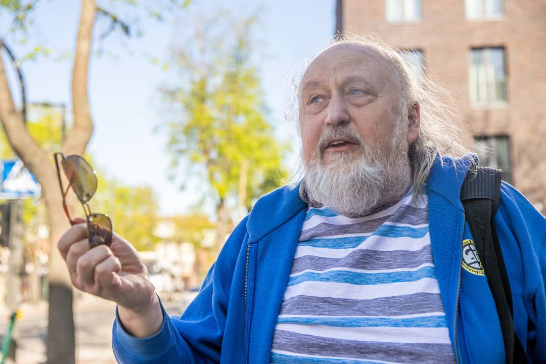 Atmintis: „Saulėlydis. / Kasdien atsipjaunantis žemės. / Kada nors jos neliks. Bet. / Ir tada jos pakaks / atsigulti“, – šios K. Navako eilės iškaltos jo antkapiniame paminkle.