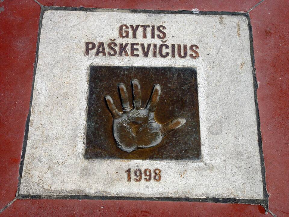 Nurodė: A.Valinską įsiutino G.Paškevičiaus sūnaus pasisakymai Ukrainos karo tema, todėl garsusis laidų vedėjas ir prodiuseris nusprendė, kad atlikėjo delno įspaudo Nidoje nebus. Tačiau aiškėja, kad tokių nurodymų Neringoje ne visi linkę klausyti.