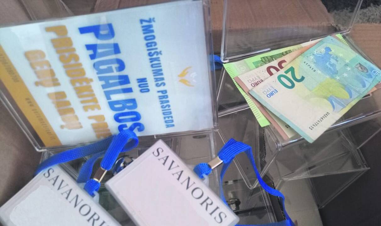 Įsipareigojimai: kol viena moteris dirba, kita prižiūri jų abiejų vaikus.