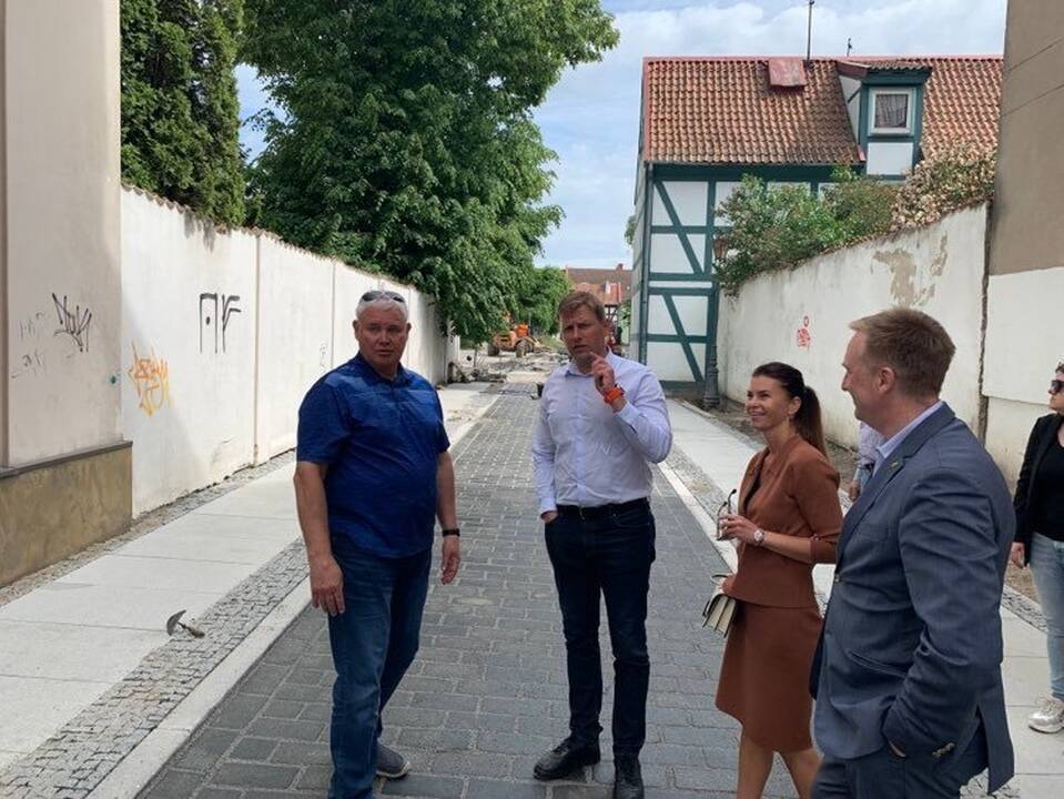 Terminai: miesto vadovai, apžiūrėdami remontuojamas senamiesčio gatves, rangovų pirmiausia klausė, ar jie spės atverti eismą gatvelėse iki vasaros švenčių pradžios.