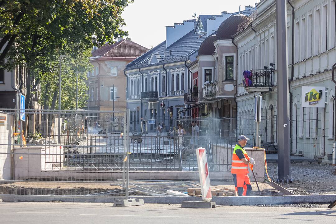Gyvybė: ten, kur jau paklotas grindinys, kauniečiai lauko kavinėse gali pasimėgauti kava.