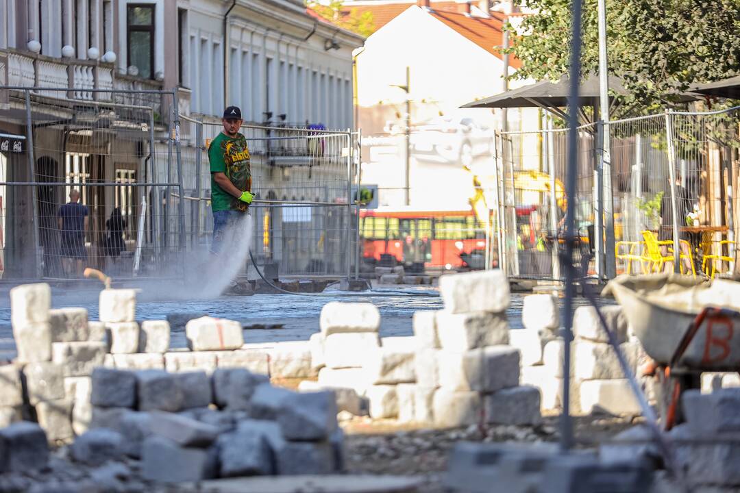 Gyvybė: ten, kur jau paklotas grindinys, kauniečiai lauko kavinėse gali pasimėgauti kava.