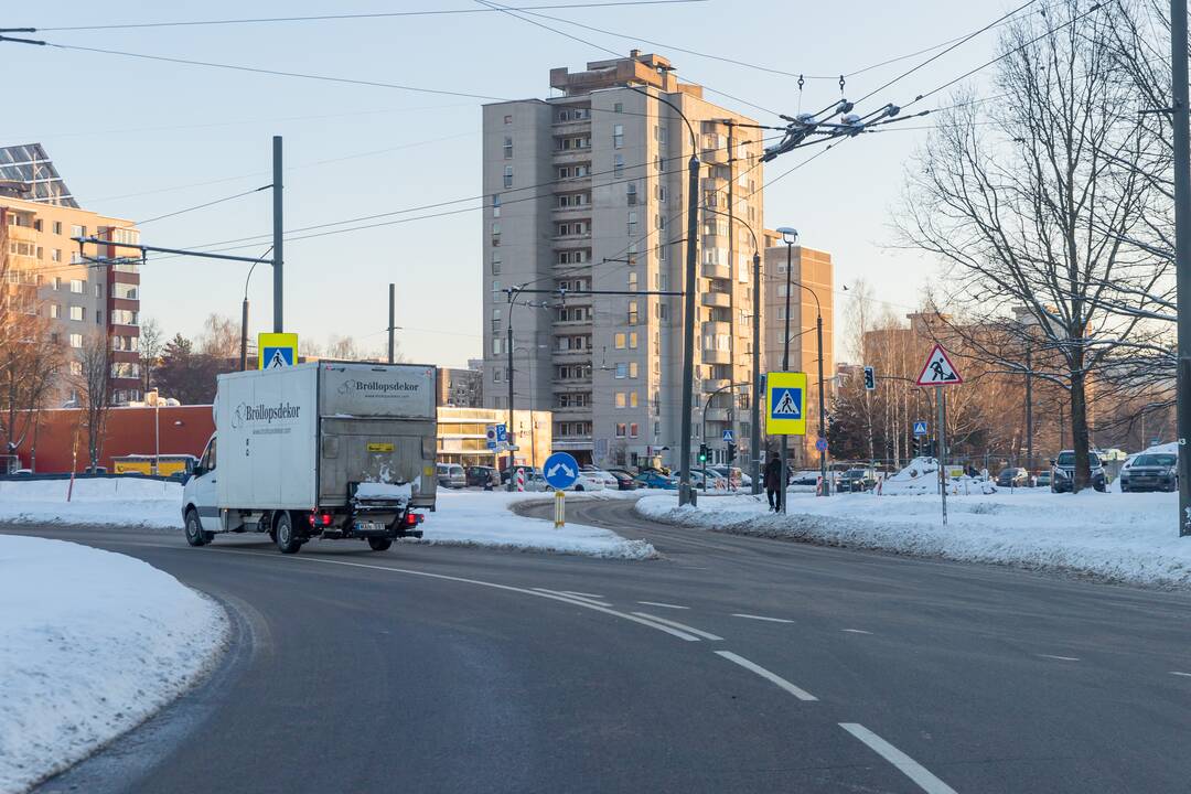 Patogiau: S. Žukausko ir P. Lukšio gatvių sankryžoje posūkiui į dešinę įrengta atskira eismo juosta.