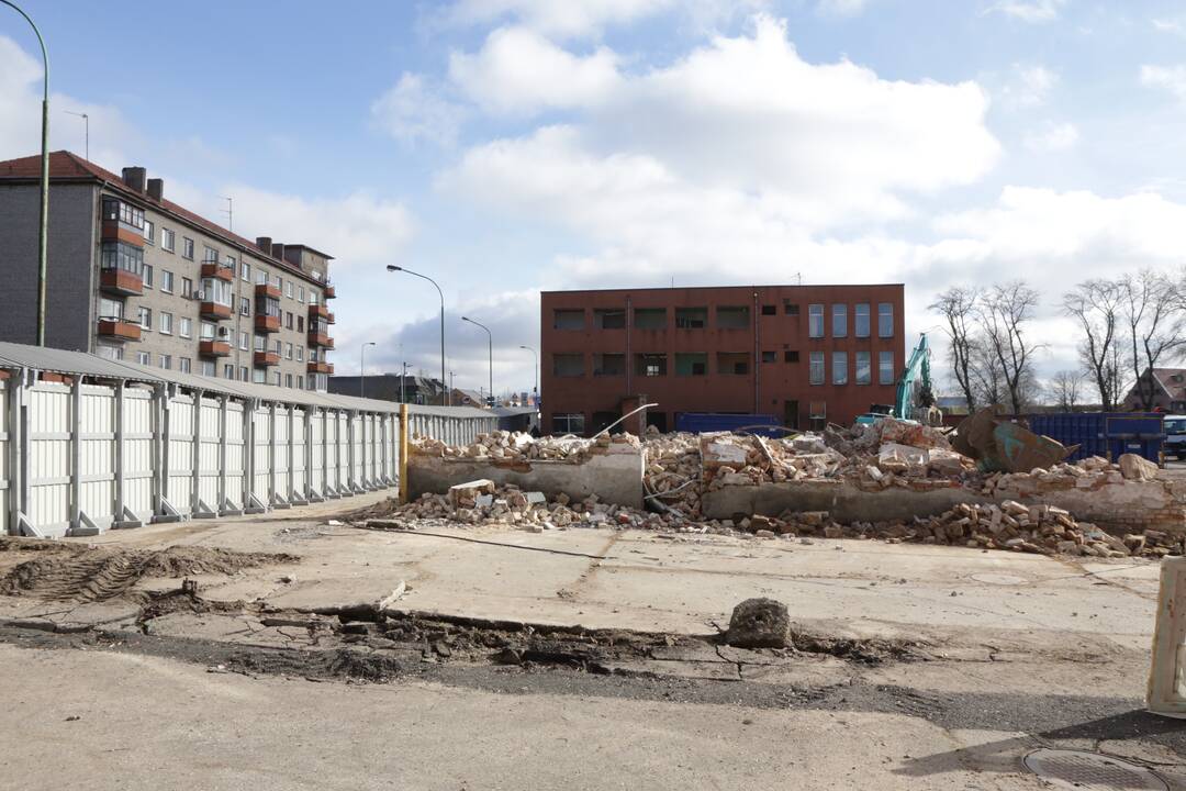 Permainos: buvusios „Laivitės“ teritorijoje jau griūva pastatai.