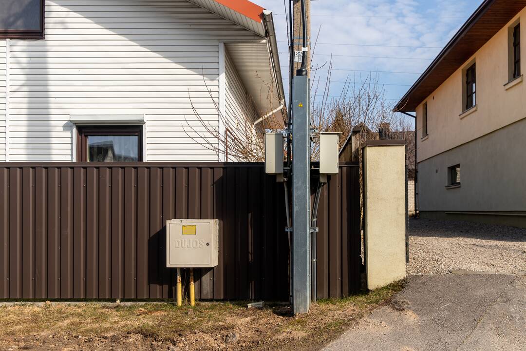 Skundas: įsirengus ant stogo saulės elektrinę, ESO paskaičiavo kosminę kainą už jos prijungimą prie tinklų.