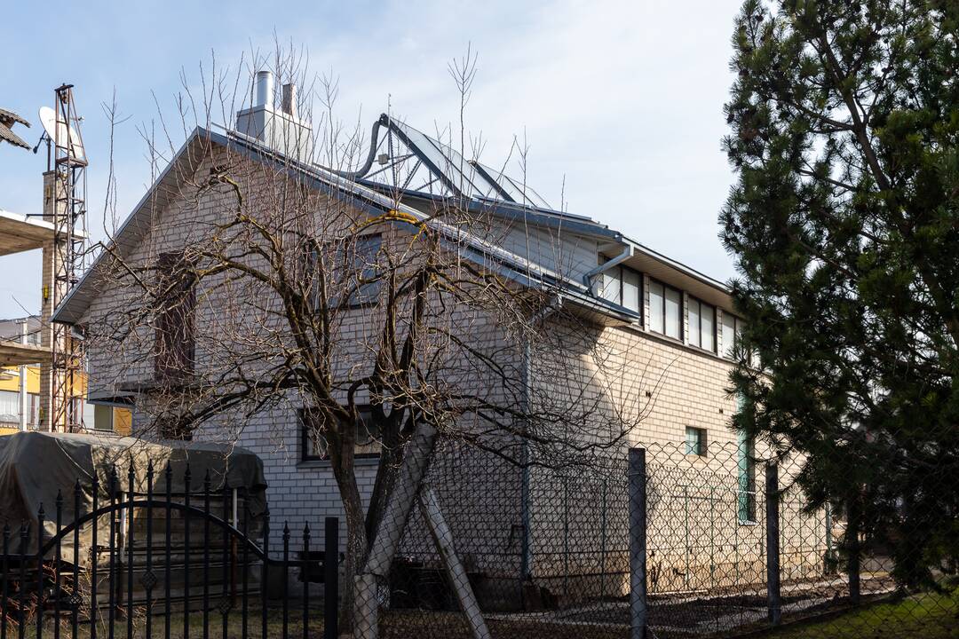 Skundas: įsirengus ant stogo saulės elektrinę, ESO paskaičiavo kosminę kainą už jos prijungimą prie tinklų.