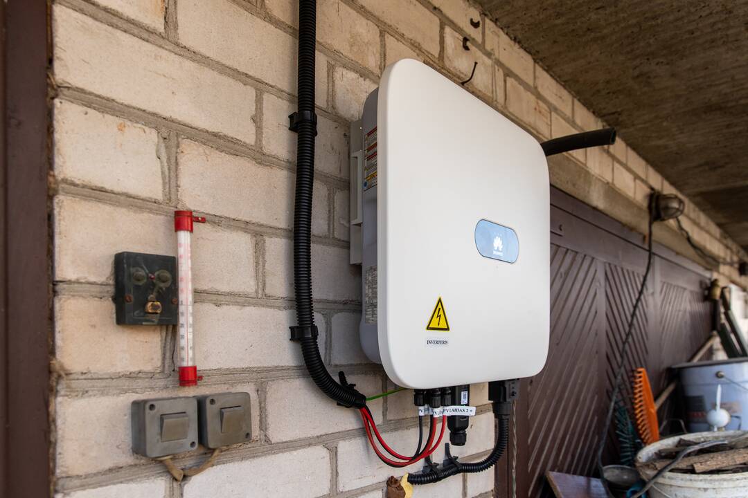 Skundas: įsirengus ant stogo saulės elektrinę, ESO paskaičiavo kosminę kainą už jos prijungimą prie tinklų.