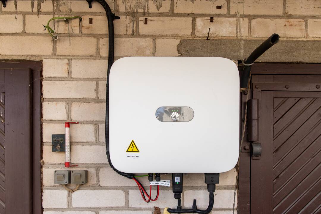 Skundas: įsirengus ant stogo saulės elektrinę, ESO paskaičiavo kosminę kainą už jos prijungimą prie tinklų.