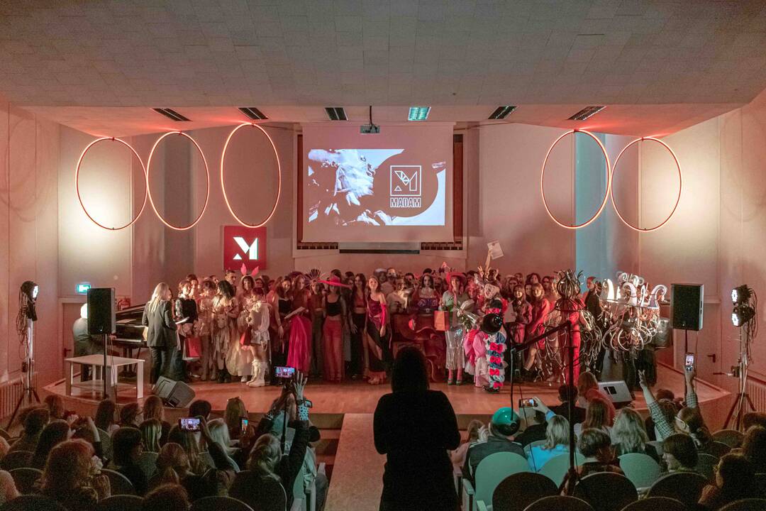 Gausa: Klaipėdos E. Balsio menų gimnazijoje vykusiame mados festivalyje dalyviai ir žiūrovai galėjo pamatyti net 13 įvairių mados kolekcijų.