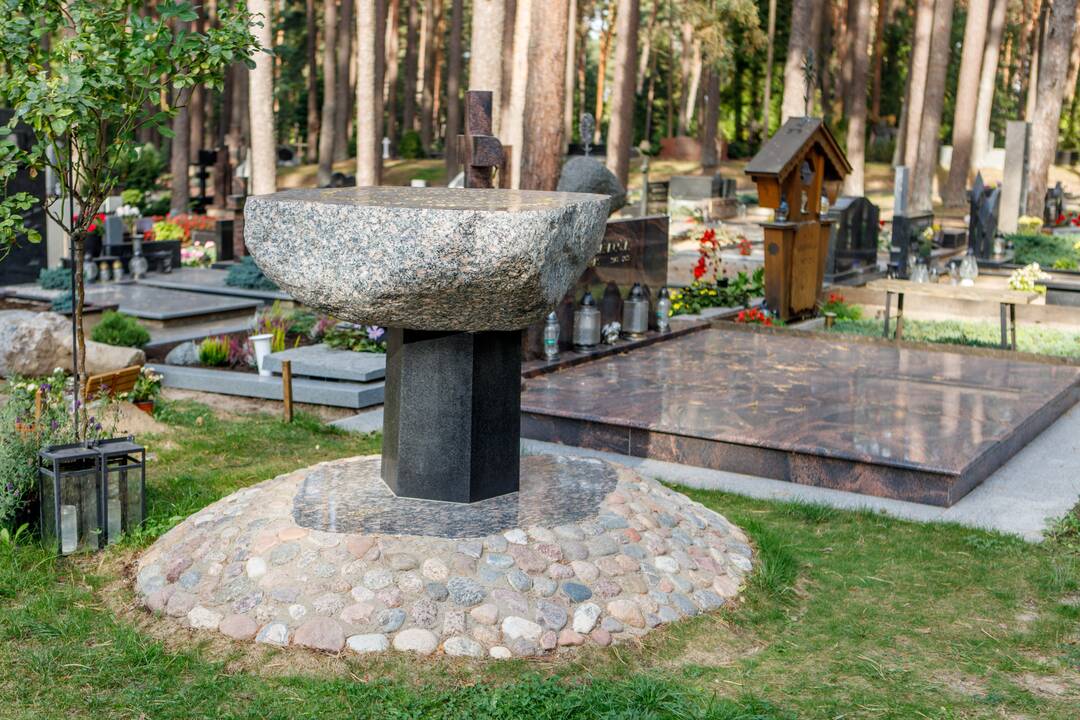 Atmintis: „Saulėlydis. / Kasdien atsipjaunantis žemės. / Kada nors jos neliks. Bet. / Ir tada jos pakaks / atsigulti“, – šios K. Navako eilės iškaltos jo antkapiniame paminkle.