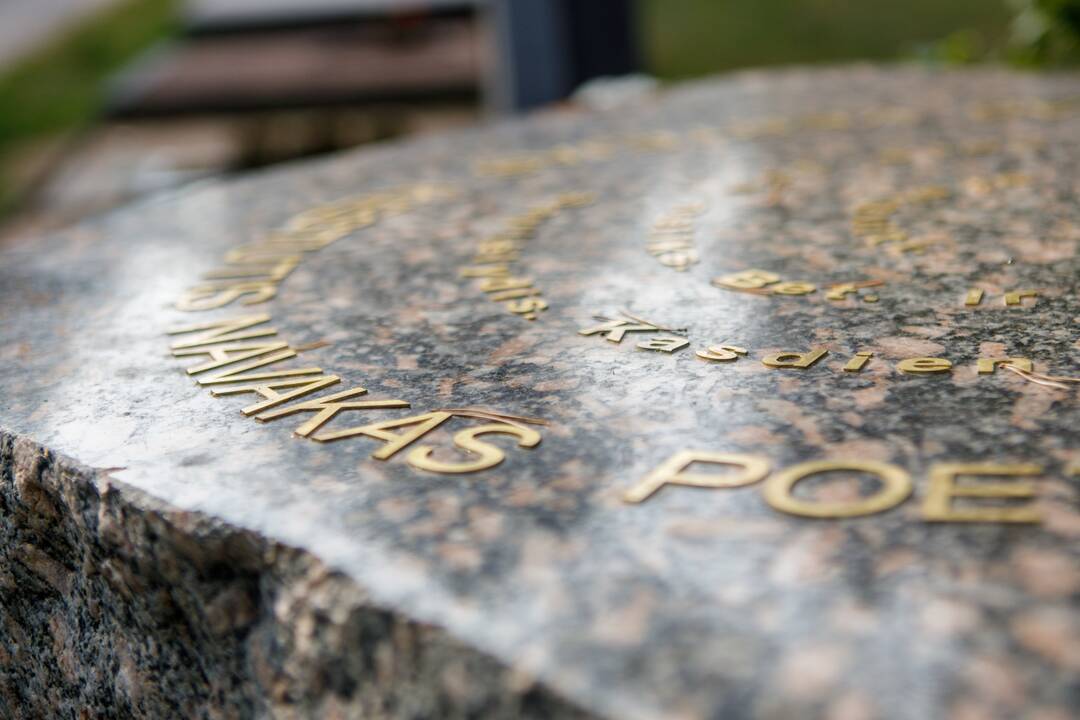 Atmintis: „Saulėlydis. / Kasdien atsipjaunantis žemės. / Kada nors jos neliks. Bet. / Ir tada jos pakaks / atsigulti“, – šios K. Navako eilės iškaltos jo antkapiniame paminkle.