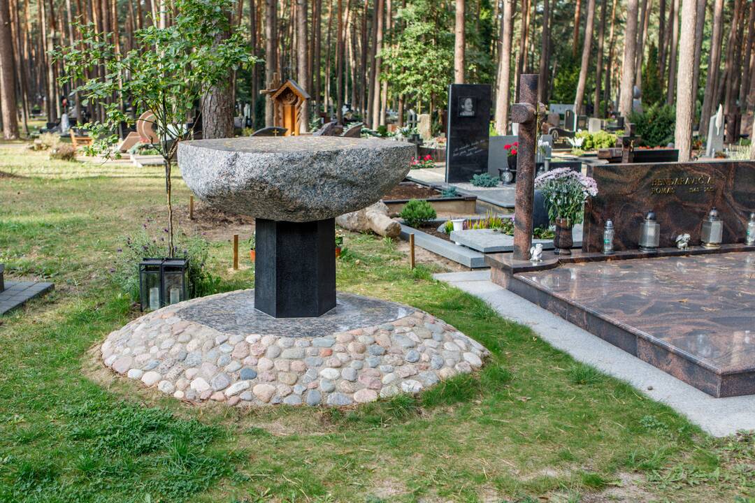 Atmintis: „Saulėlydis. / Kasdien atsipjaunantis žemės. / Kada nors jos neliks. Bet. / Ir tada jos pakaks / atsigulti“, – šios K. Navako eilės iškaltos jo antkapiniame paminkle.