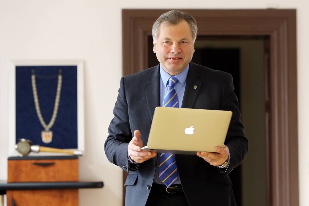 Kandidatai: KU rektoriumi norą pareiškė tapti du pretendentai – dabartinis universiteto vadovas A. Razbadauskas (kairėje) ir prieš tai universitetui vadovavęs E. Juzeliūnas.
