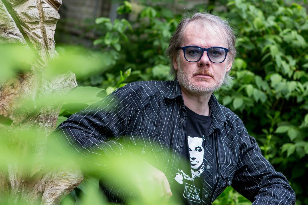 Atmintis: „Saulėlydis. / Kasdien atsipjaunantis žemės. / Kada nors jos neliks. Bet. / Ir tada jos pakaks / atsigulti“, – šios K. Navako eilės iškaltos jo antkapiniame paminkle.