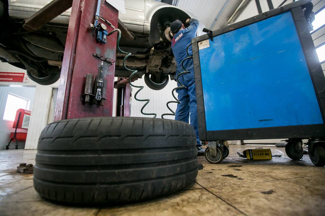 Padariniai: servisų darbuotojams tenka remontuoti garažiukuose apgadintas elektros grandines ir valdymo blokus, taip pat variklius ir pavarų dėžes.