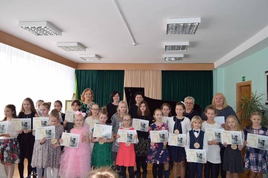 Vaikai džiaugiasi sėkme
