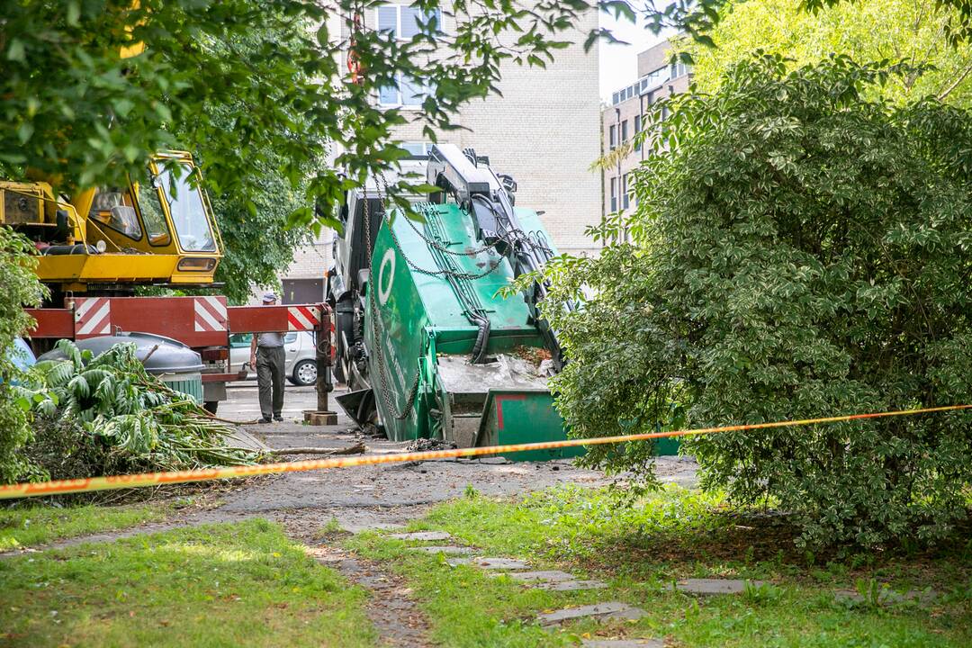Kauno centre įlūžus asfaltui į duobę įkrito šiukšliavežis